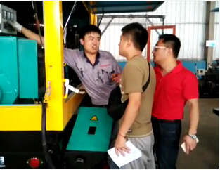 羅德技術(shù)團隊與工廠工作人員討論產(chǎn)品 羅德技術(shù)團隊與工廠工作人員討論產(chǎn)品