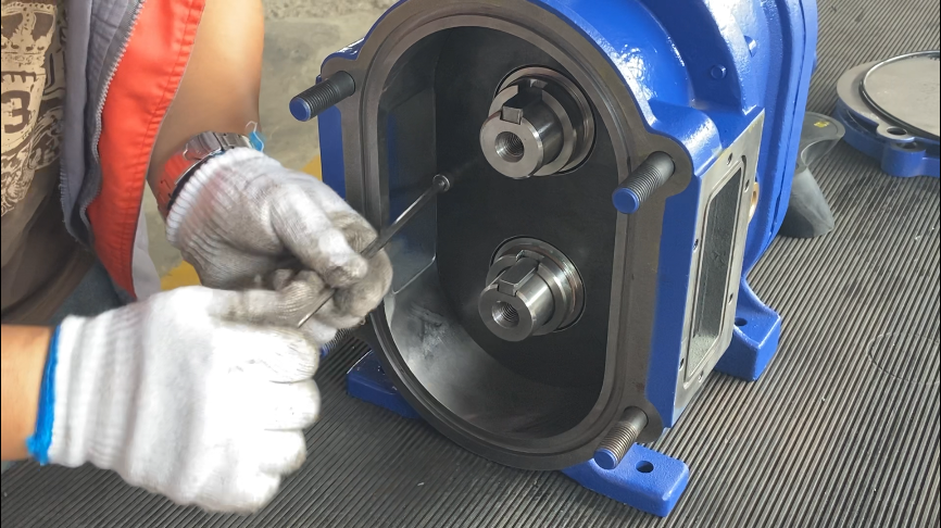 安裝內(nèi)襯板，固定螺絲