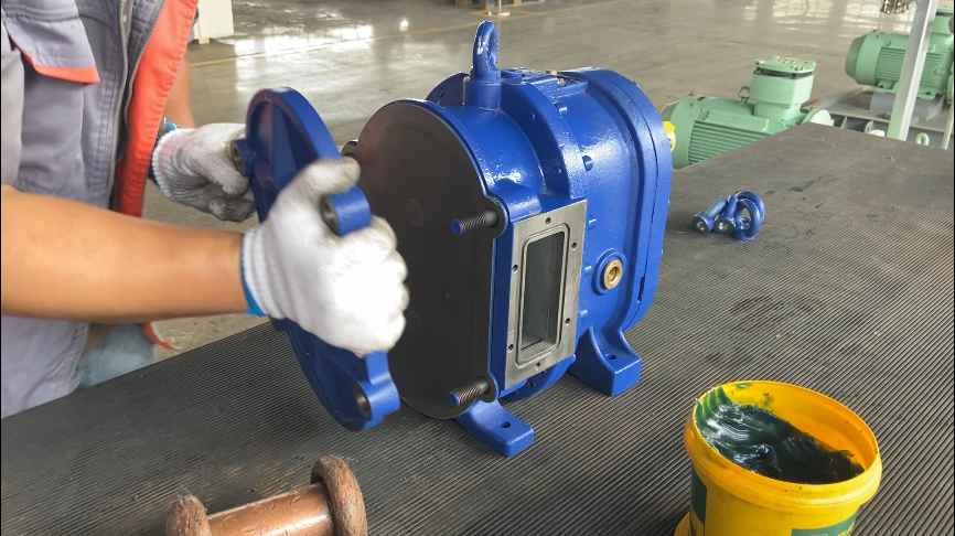 填入密封圈，裝外襯板，泵蓋，對(duì)角扭緊快裝螺絲